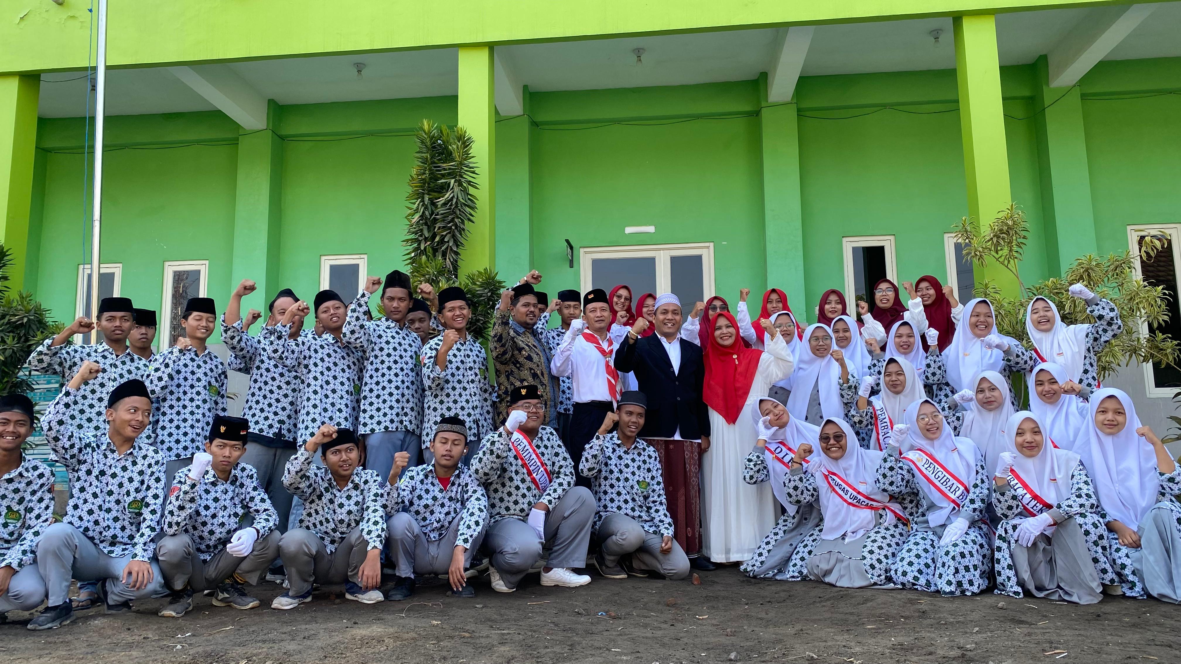 Upacara Bendera Meriah, SMK Mardhotillah Plus  Semarakkan HUT RI ke-79