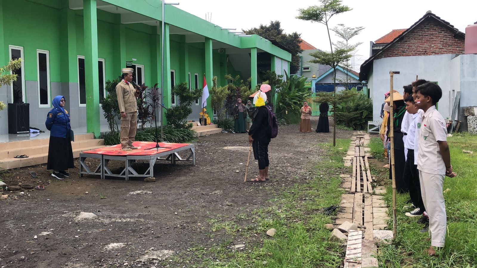 Dengan atribut perjuangan SMK Mardhotillah Plus gelar upacara Hari Pahlawan 2022